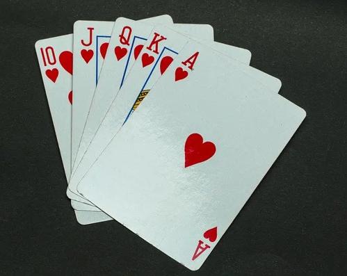 ナチュラルエイト ポーカー：最高のカードゲーム体験をお届け